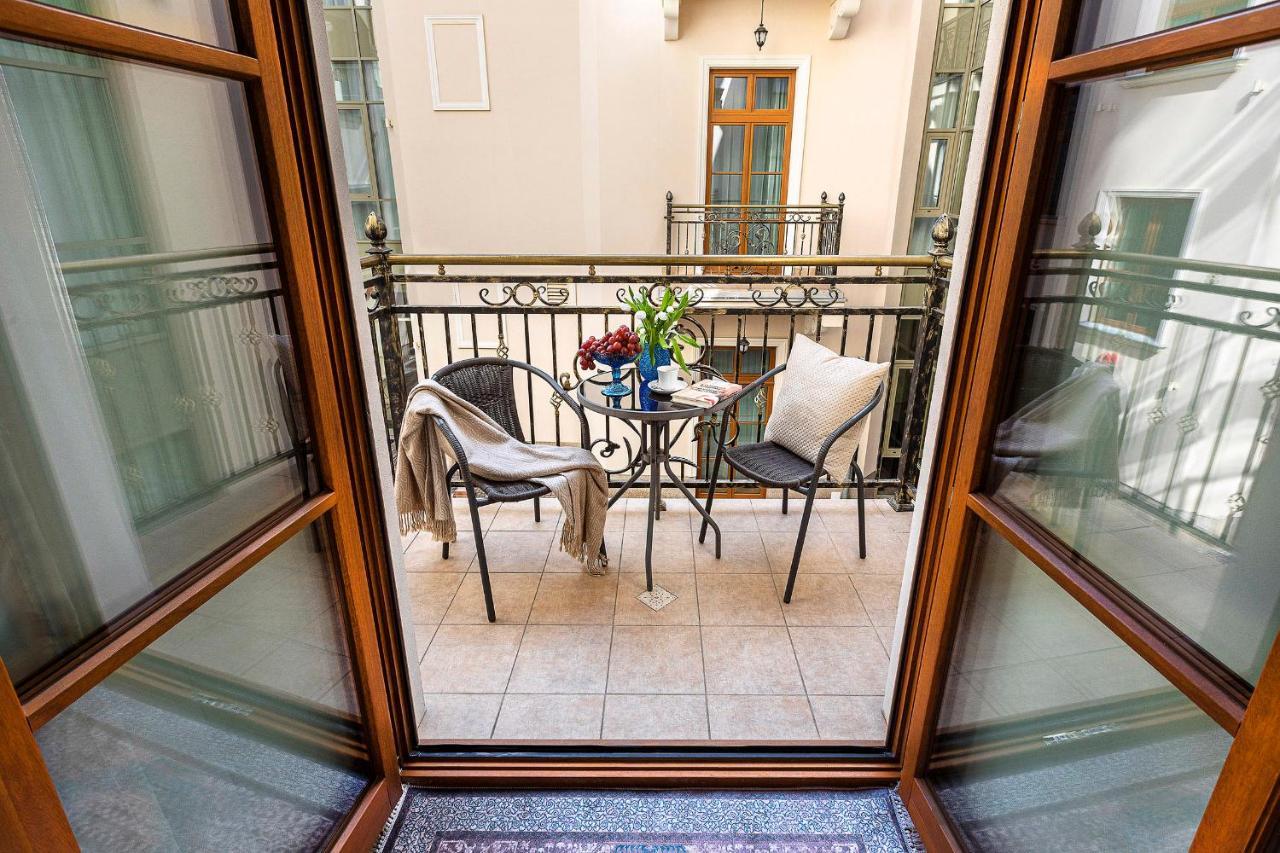Studio Balcony